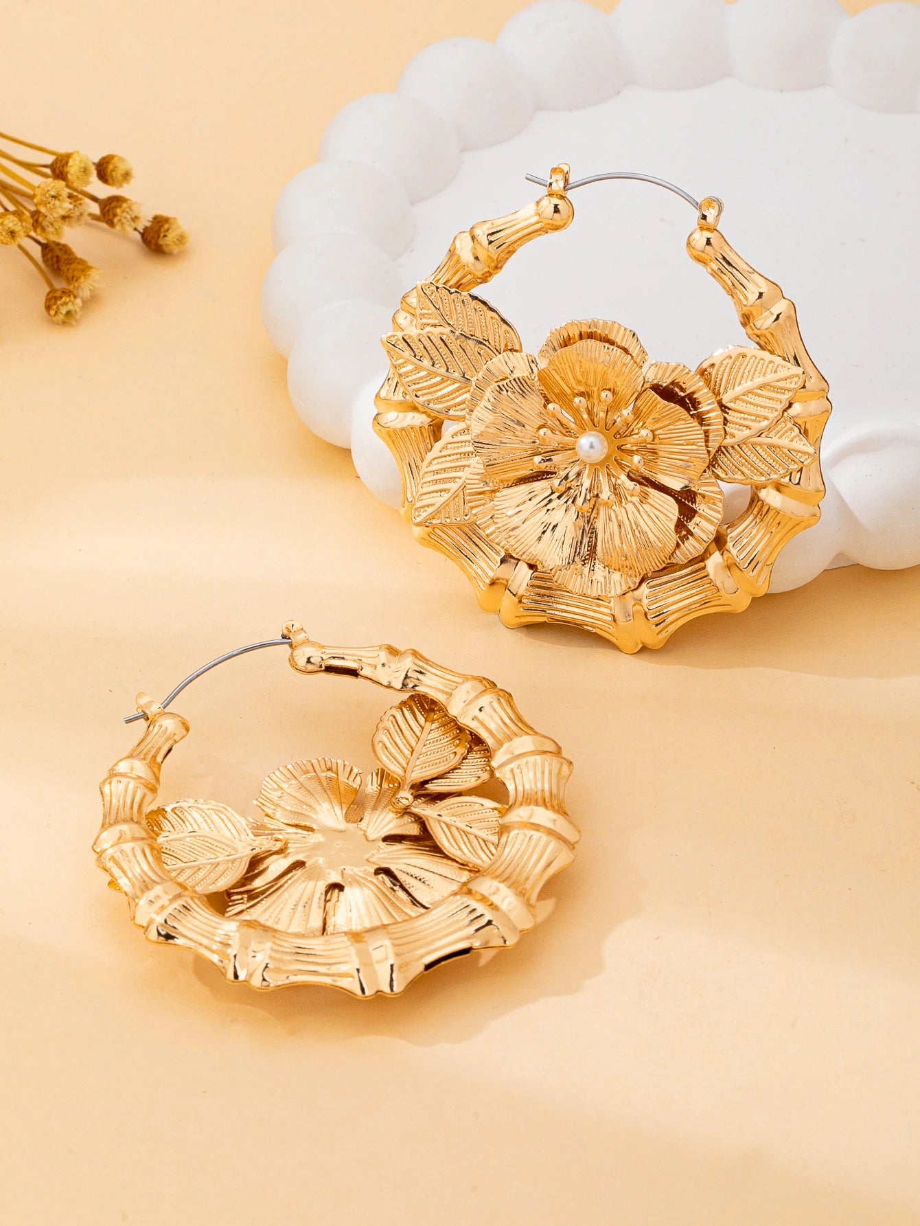 A Pair of Women's Fashionable Earrings, Bohemian Style Flower-Shaped Earrings, Suitable for Daily Wear, Vacations, and Gift-Giving