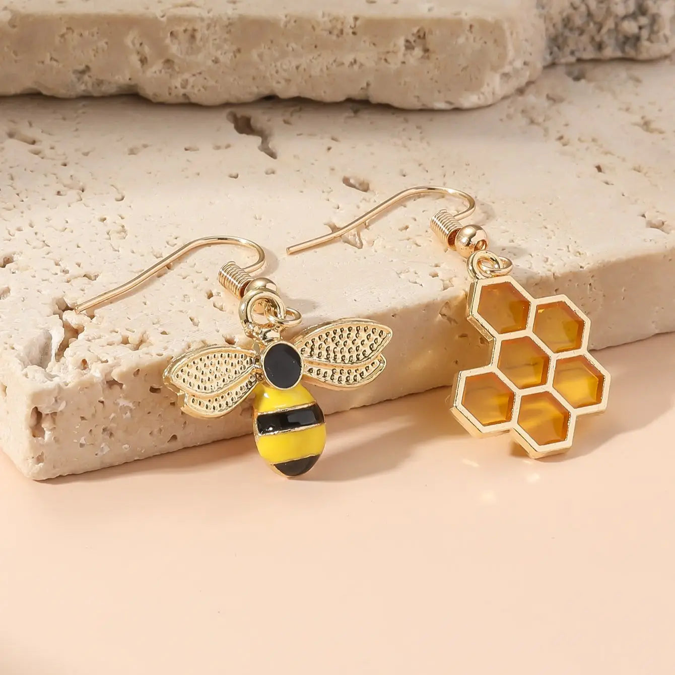 2 Pieces Insect Yellow Bee Earrings Women Simple Fashion Casual Pendant Bee Earrings