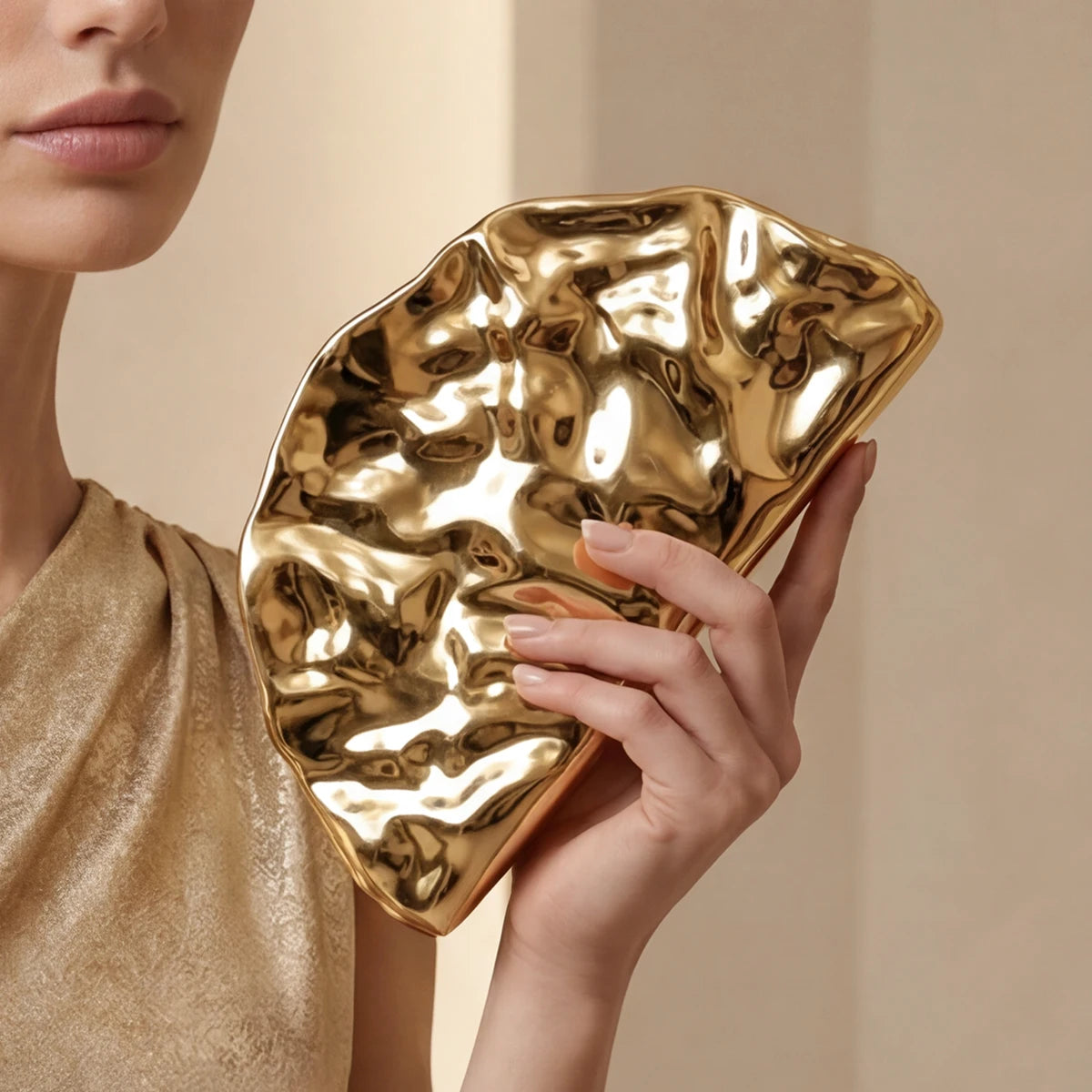 Women's shimmering metallic texture evening bag luxurious gold acrylic scallop clutch suitable for parties banquets