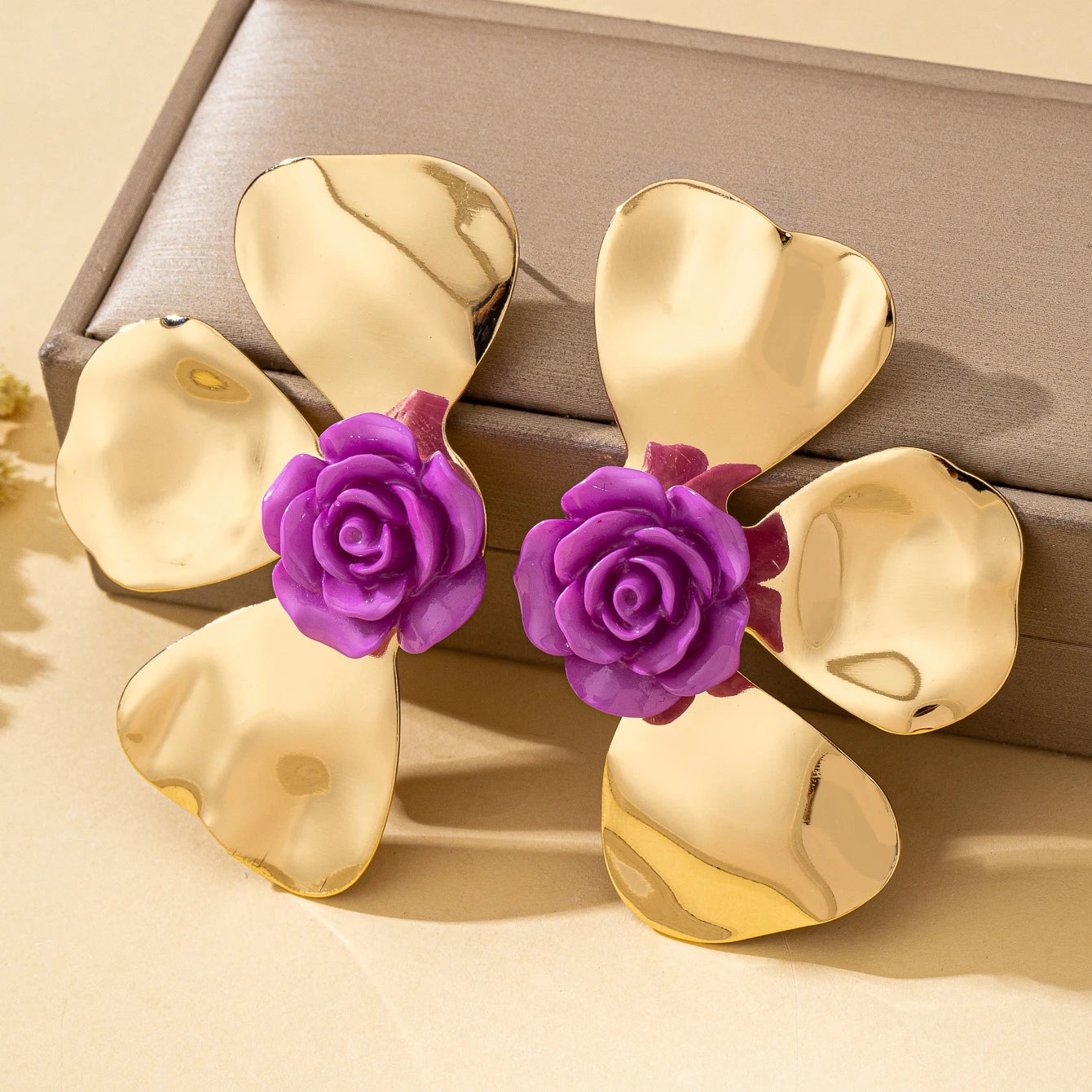 A Pair of Women's Earrings with Exaggerated Three-Dimensional Flower Petals, Sweet Holiday-Style Earrings, Suitable for Daily Wear and Vacation Wear