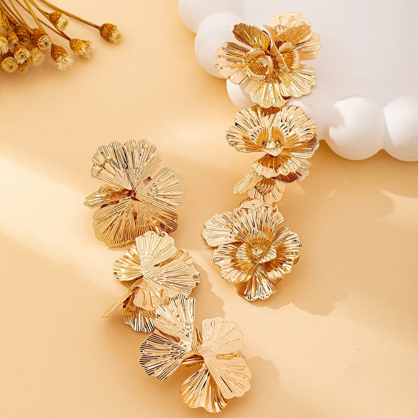 Women's Earrings, Metal Earrings with 3 Flowers, Sweet and Fashionable, Medium-Length, Suitable for Daily Wear and Vacation Wear