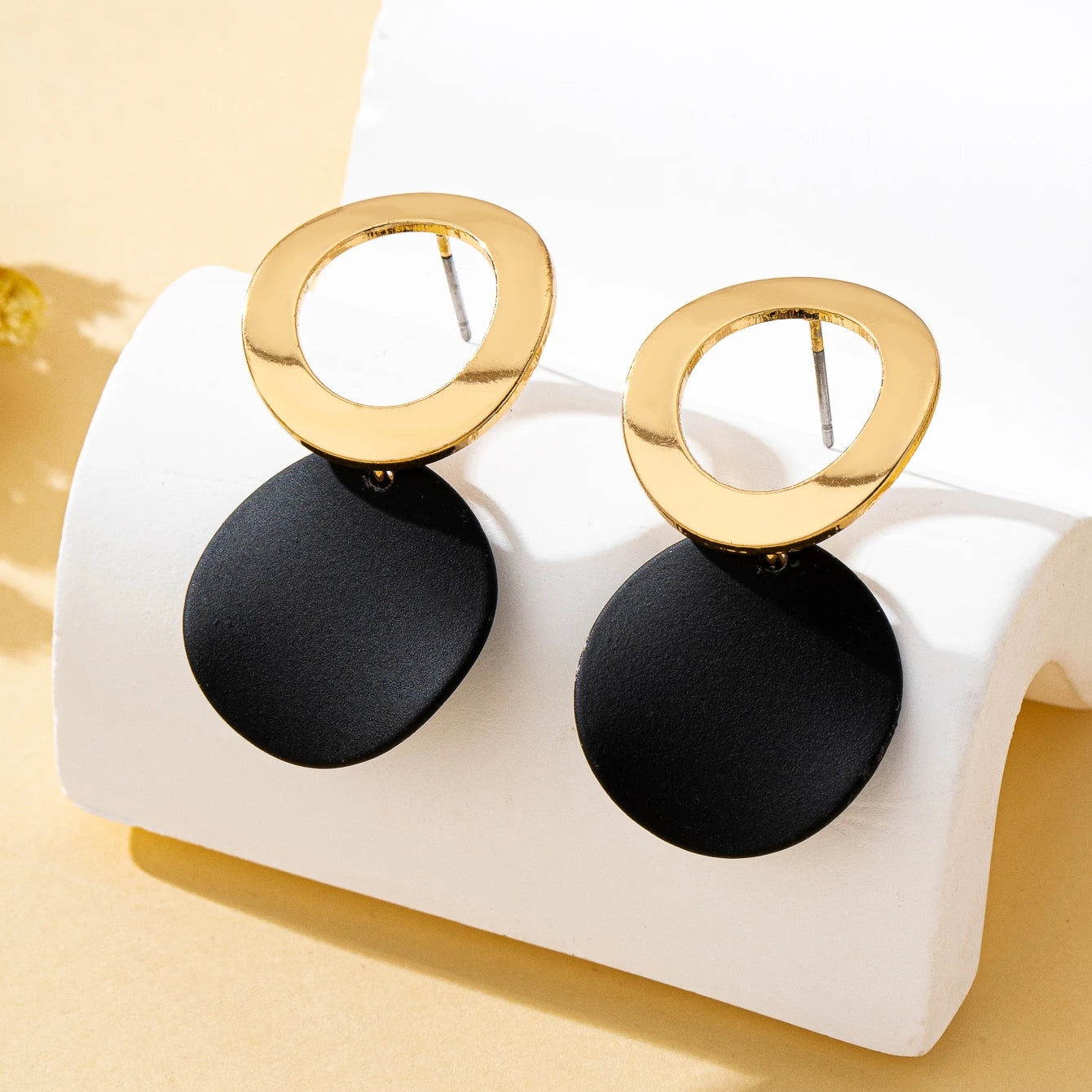 A Pair of Women's Earrings Wave Pattern Geometric Round Disc Stud Earrings Suitable for Daily and Vacation Wear