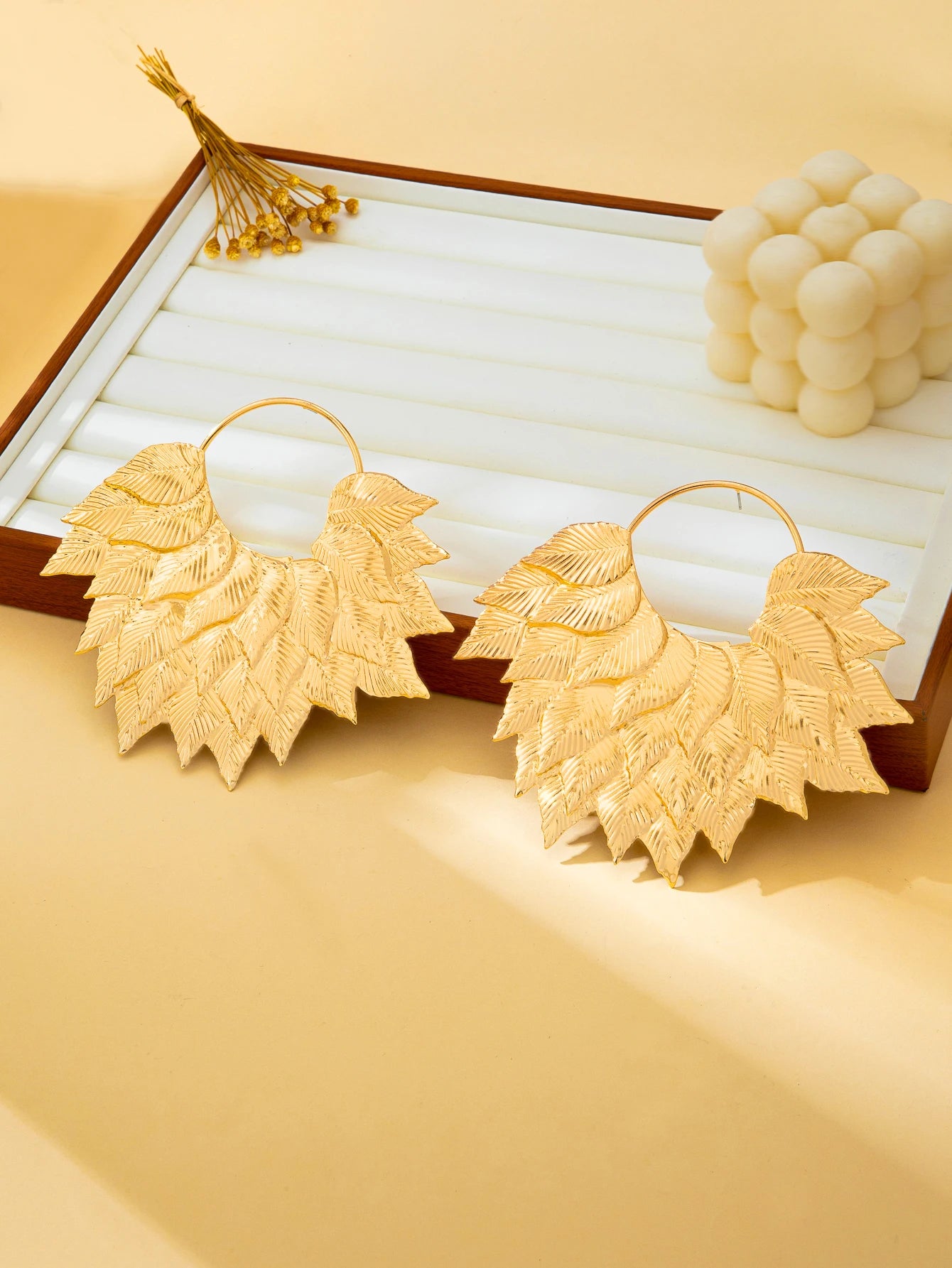 A Pair of Women's Fashionable Earrings, Bohemian Style Leaf-Shaped Exaggerated Large Earrings, Suitable for Daily Wear, Vacations, and as a Gift