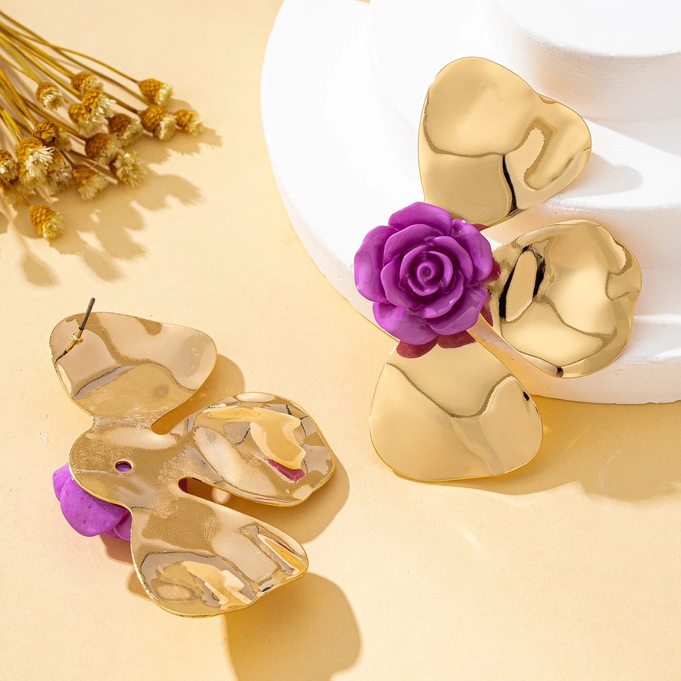 A Pair of Women's Earrings with Exaggerated Three-Dimensional Flower Petals, Sweet Holiday-Style Earrings, Suitable for Daily Wear and Vacation Wear