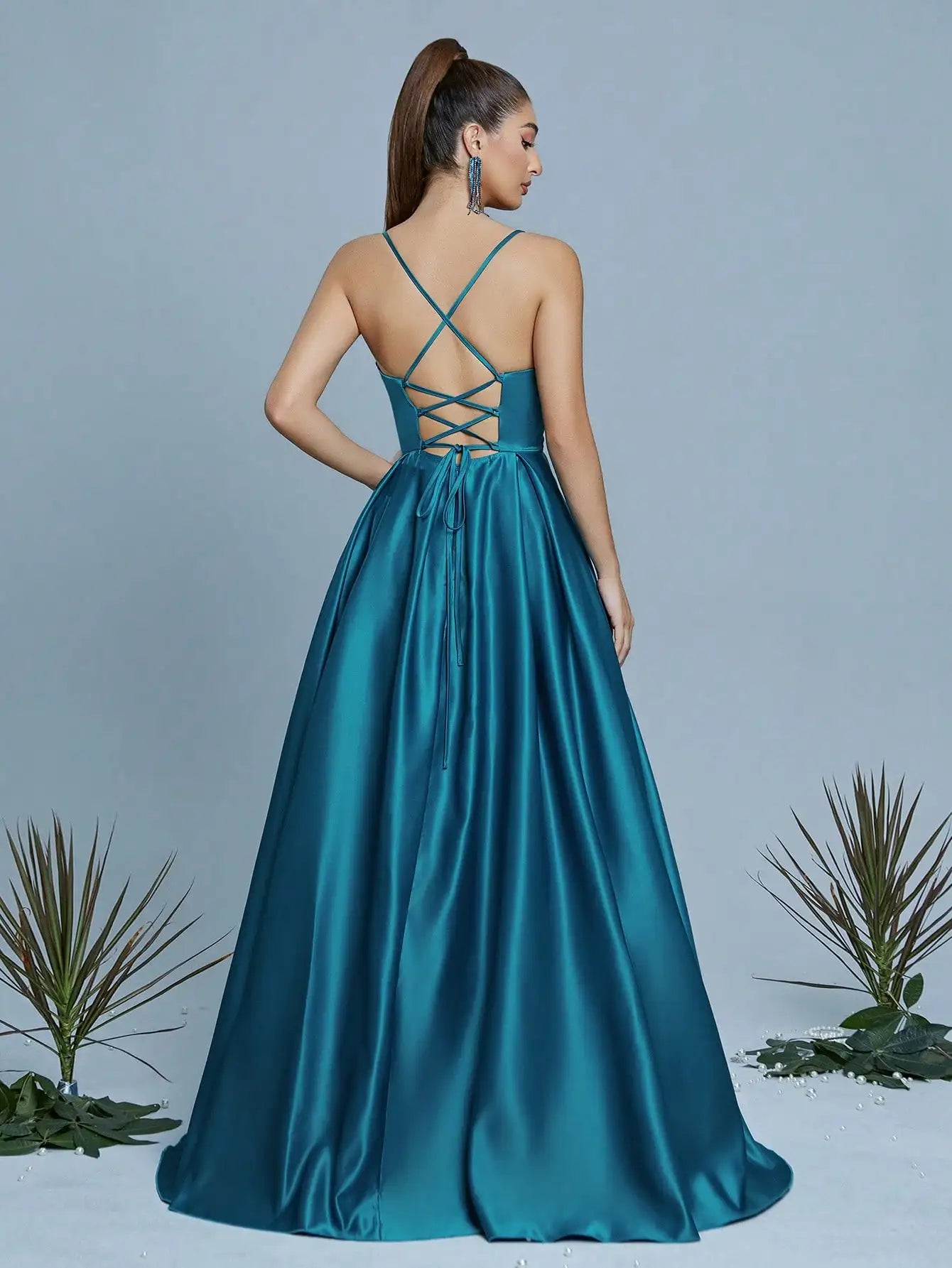 Mgiacy sexty long dress with a halter collar and a back strap
