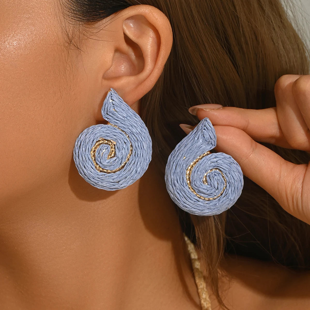 Women Handmade Woven Straw Snail Earrings Multicolor Spiral Conch Raffia Stud Earrings Bohemian Ocean Holiday Accessories