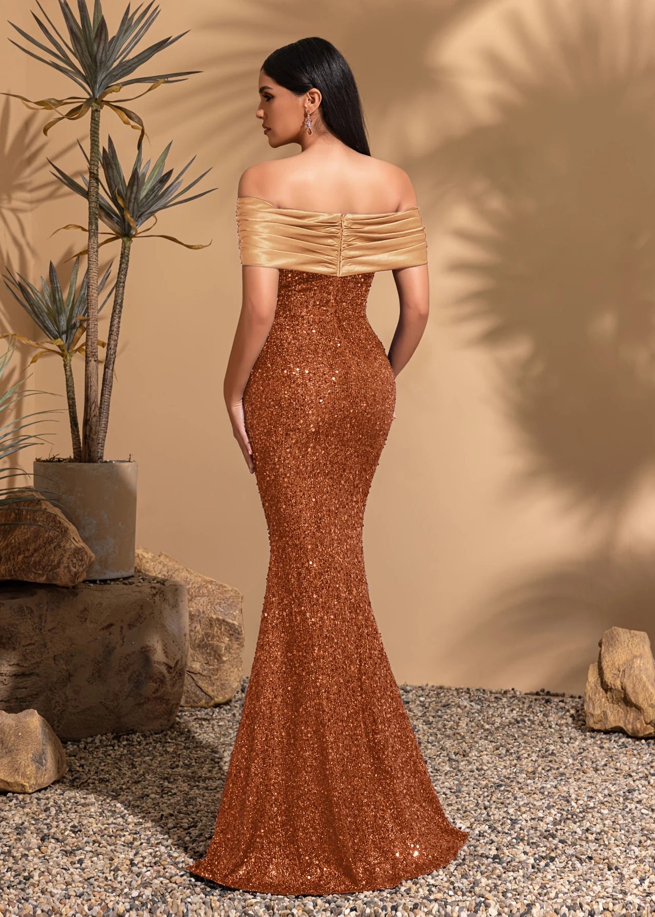 Off-the-shoulder pleated hip-hugging dress, elegant and chic dress
