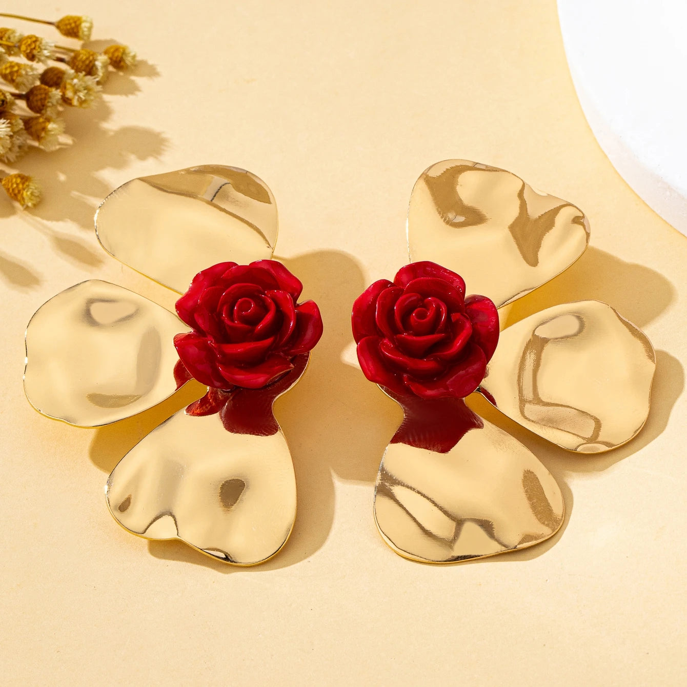 A Pair of Women's Earrings with Exaggerated Three-Dimensional Flower Petals, Sweet Holiday-Style Earrings, Suitable for Daily Wear and Vacation Wear