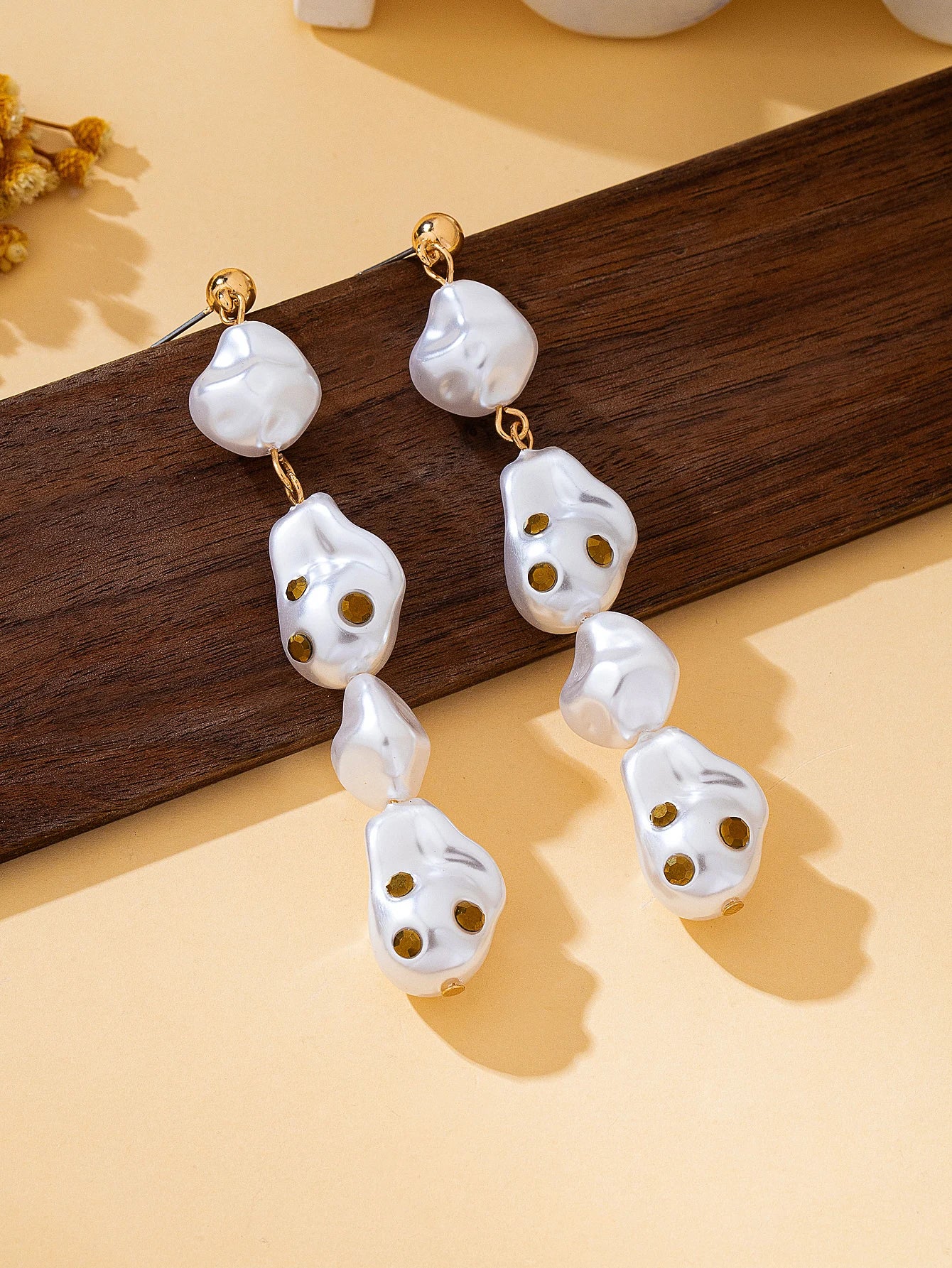 A Pair of Women's Fashionable Dangle Earrings, Simple and Elegant Baroque-Style Earrings with Faux Pearls and Glass Gemstones, Suitable for Daily Wear, Vacations, and as a Gift