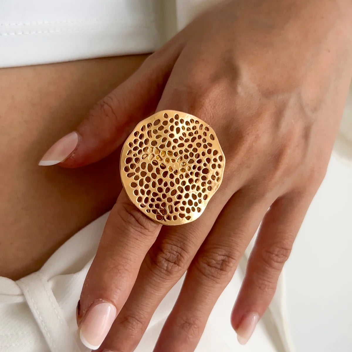 Salircon Aesthetic Design Inlaid Imitation Pearl Flower Leaf Ring for Women Vintage Circular Metal Finger Ring Party Jewelry