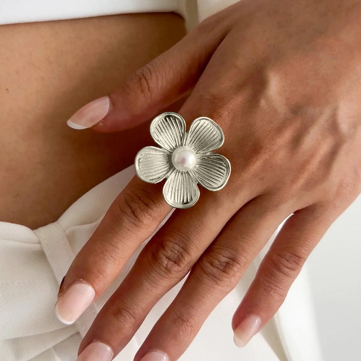 Salircon Aesthetic Design Inlaid Imitation Pearl Flower Leaf Ring for Women Vintage Circular Metal Finger Ring Party Jewelry