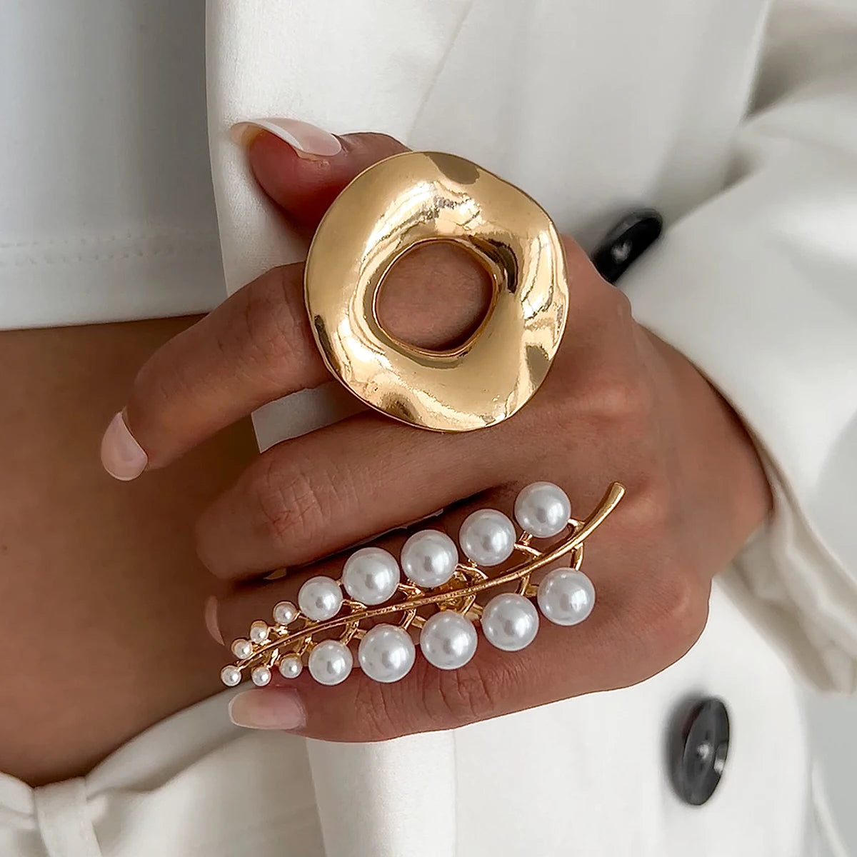 Salircon Aesthetic Design Inlaid Imitation Pearl Flower Leaf Ring for Women Vintage Circular Metal Finger Ring Party Jewelry