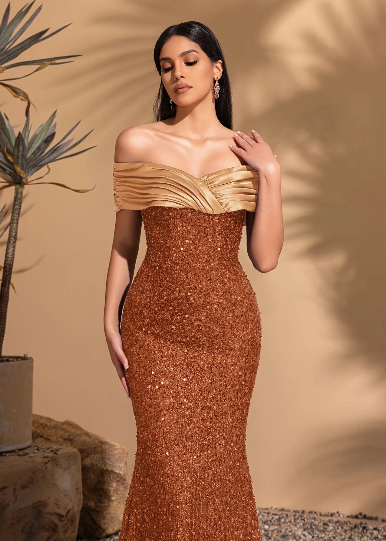 Off-the-shoulder pleated hip-hugging dress, elegant and chic dress