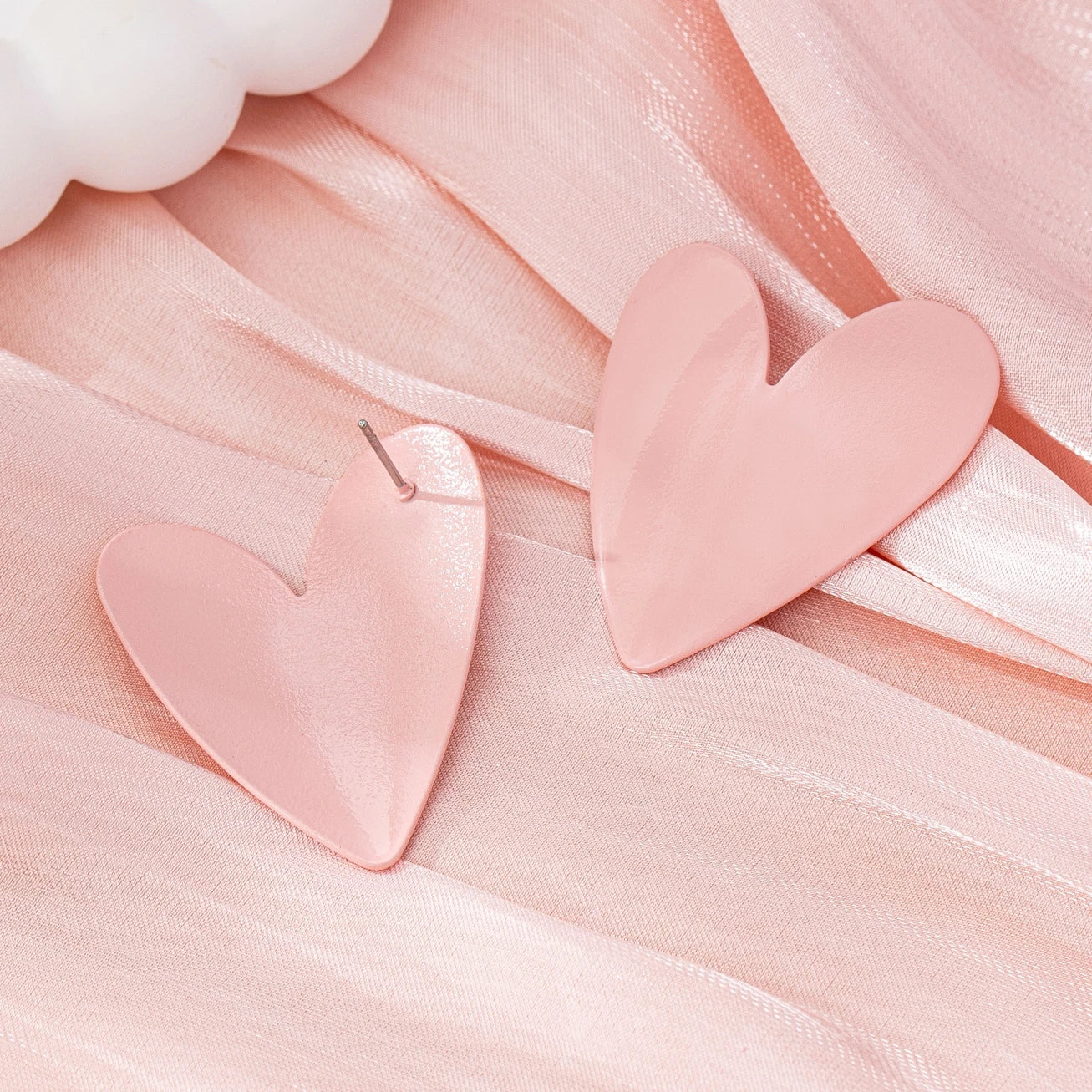 A Pair of Women's Earrings, Smooth Irregular Heart-Shaped Earrings, Suitable for Everyday Wear and Vacation Wear